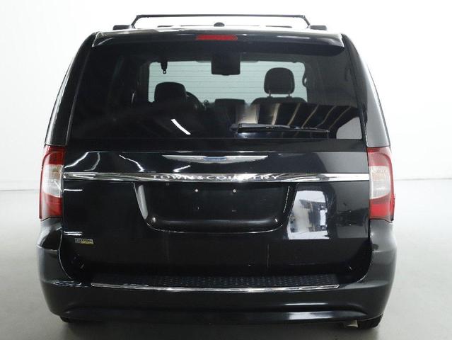 Photo of 2016 Brilliant Black Crystal Pearlcoat Chrysler Town & Country