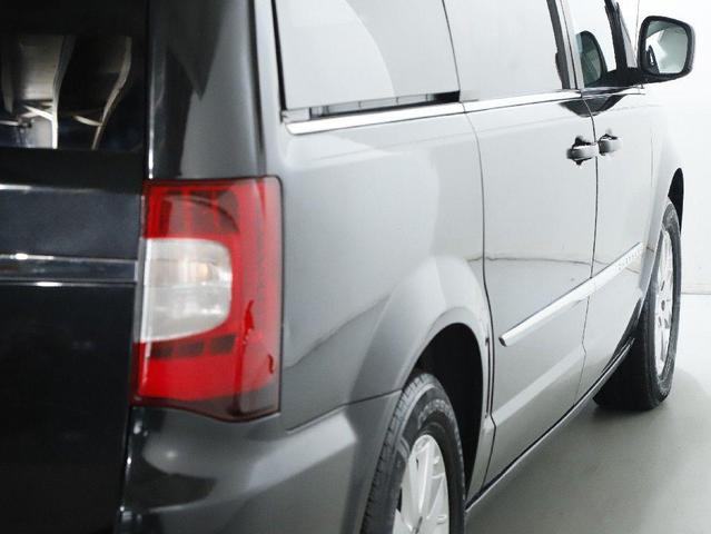 Photo of 2016 Brilliant Black Crystal Pearlcoat Chrysler Town & Country