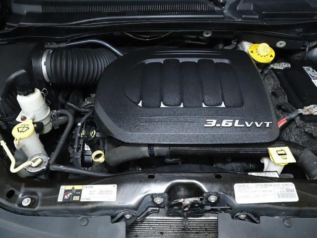 Photo of 2016 Brilliant Black Crystal Pearlcoat Chrysler Town & Country