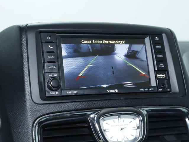 Photo of 2016 Brilliant Black Crystal Pearlcoat Chrysler Town & Country