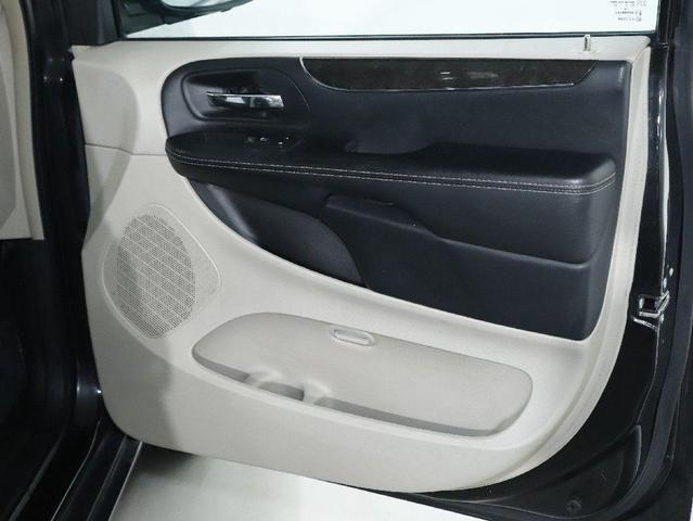 Photo of 2016 Brilliant Black Crystal Pearlcoat Chrysler Town & Country