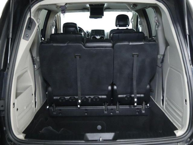 Photo of 2016 Brilliant Black Crystal Pearlcoat Chrysler Town & Country