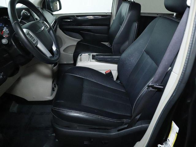 Photo of 2016 Brilliant Black Crystal Pearlcoat Chrysler Town & Country