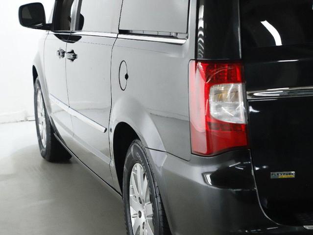 Photo of 2016 Brilliant Black Crystal Pearlcoat Chrysler Town & Country