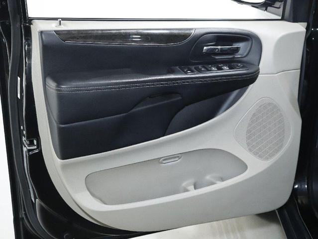 Photo of 2016 Brilliant Black Crystal Pearlcoat Chrysler Town & Country