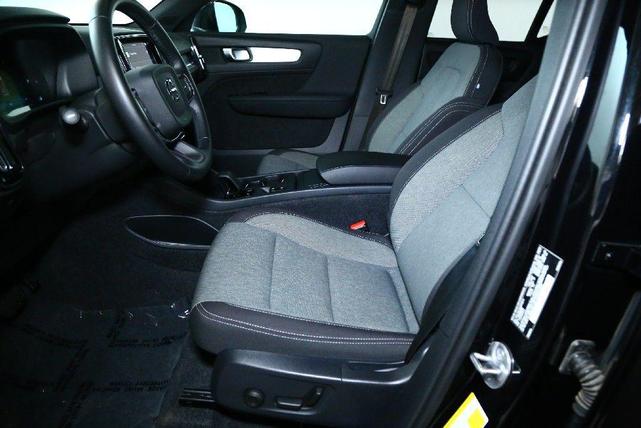 Photo of 2025 Onyx Black Metallic Volvo XC40