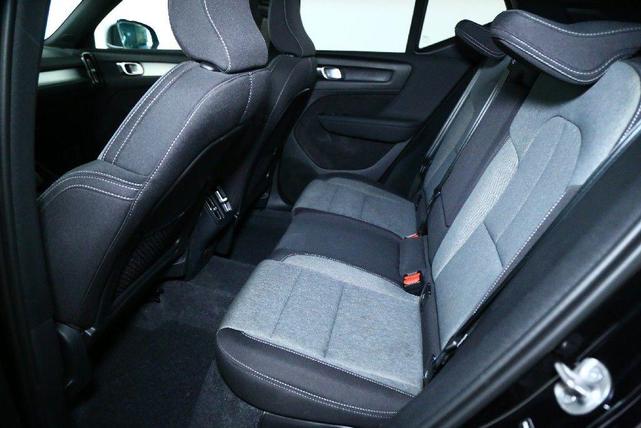 Photo of 2025 Onyx Black Metallic Volvo XC40