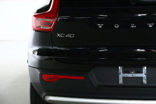 Photo of 2025 Onyx Black Metallic Volvo XC40