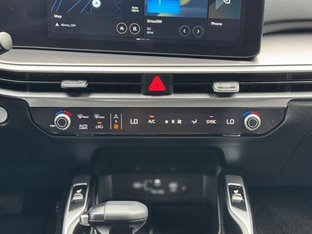 Photo of 2024 Glacial White Pearl Kia Sorento
