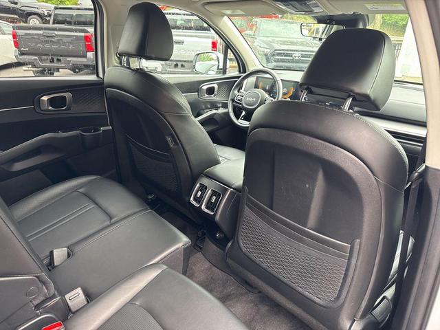 Photo of 2024 Glacial White Pearl Kia Sorento