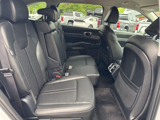 Photo of 2024 Glacial White Pearl Kia Sorento