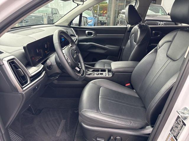 Photo of 2024 Glacial White Pearl Kia Sorento