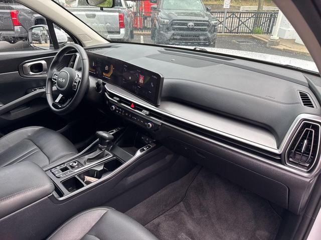 Photo of 2024 Glacial White Pearl Kia Sorento