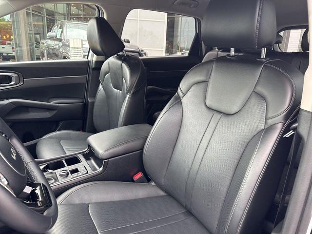 Photo of 2024 Glacial White Pearl Kia Sorento