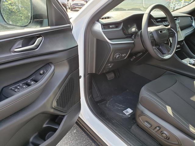 Photo of 2025 Bright White Clearcoat Jeep Grand Cherokee