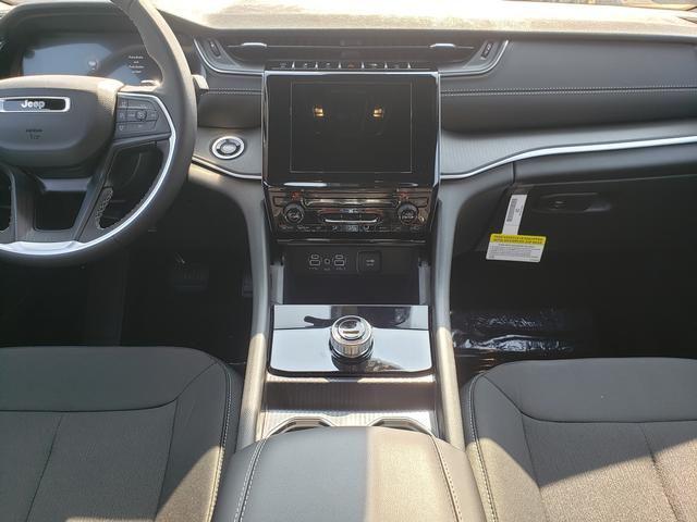 Photo of 2025 Bright White Clearcoat Jeep Grand Cherokee