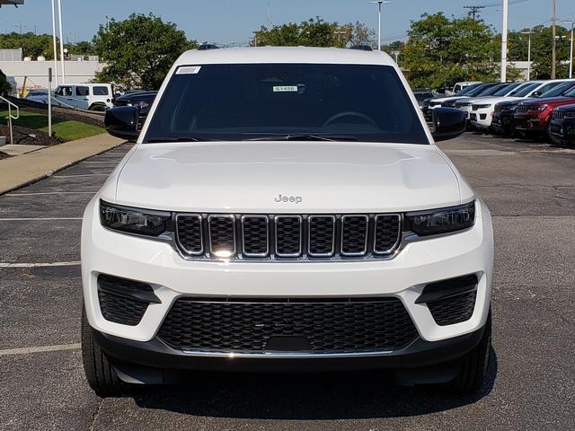 Photo of 2025 Bright White Clearcoat Jeep Grand Cherokee