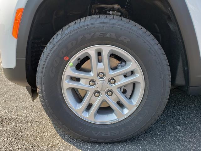 Photo of 2025 Bright White Clearcoat Jeep Grand Cherokee