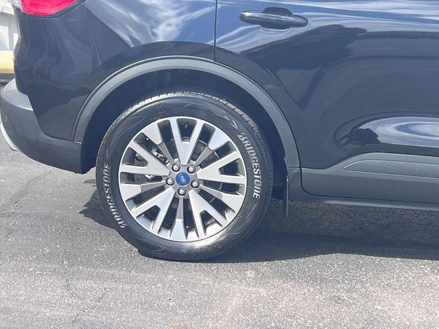 Photo of 2022 Agate Black Metallic Ford Escape