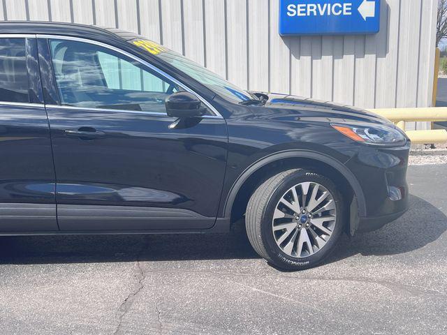 Photo of 2022 Agate Black Metallic Ford Escape