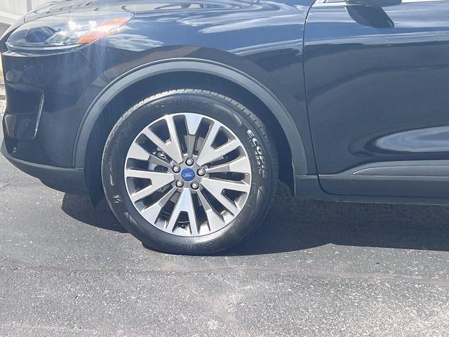 Photo of 2022 Agate Black Metallic Ford Escape