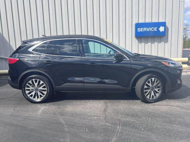 Photo of 2022 Agate Black Metallic Ford Escape