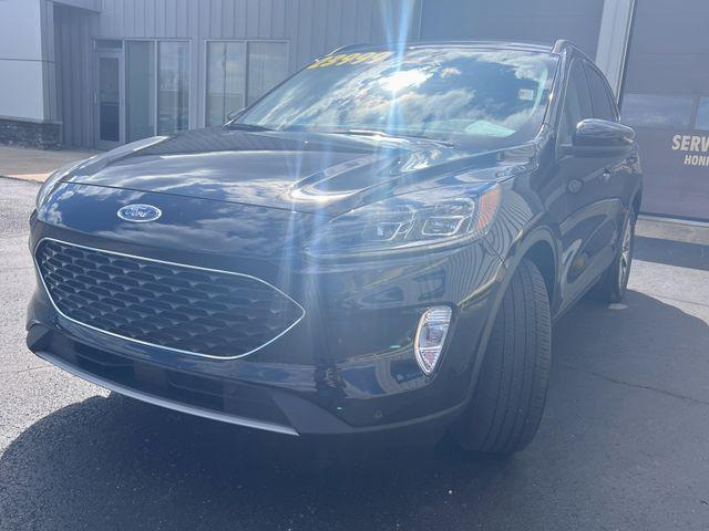 Photo of 2022 Agate Black Metallic Ford Escape