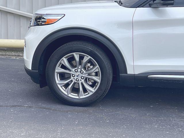 Photo of 2022 White Metallic Ford Explorer