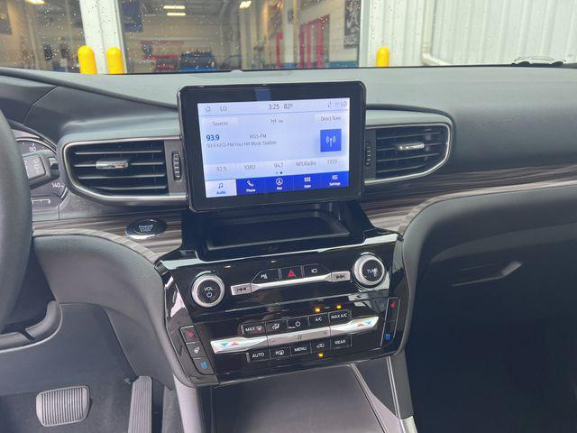 Photo of 2022 White Metallic Ford Explorer