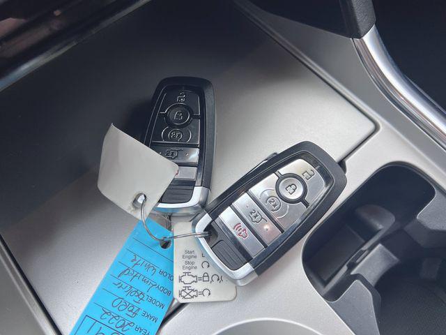 Photo of 2022 White Metallic Ford Explorer