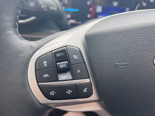 Photo of 2022 White Metallic Ford Explorer