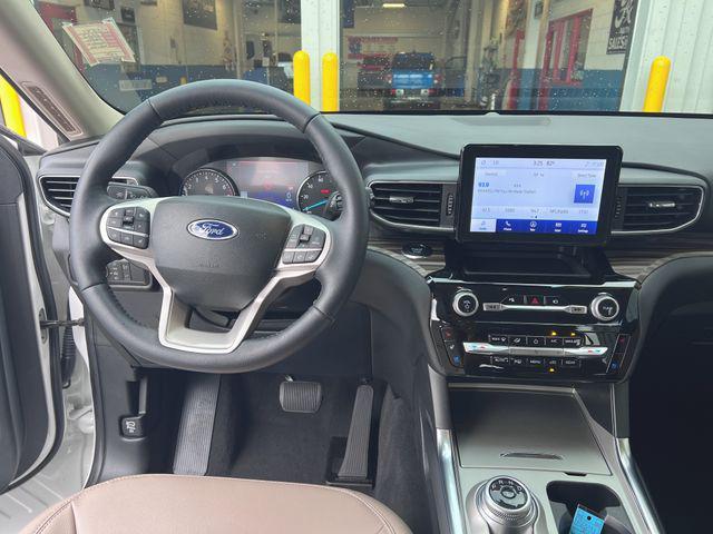 Photo of 2022 White Metallic Ford Explorer