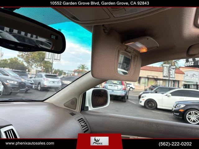 Photo of 2005 Crystal White Lexus RX 330