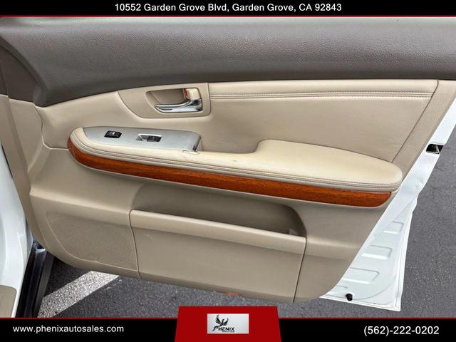 Photo of 2005 Crystal White Lexus RX 330