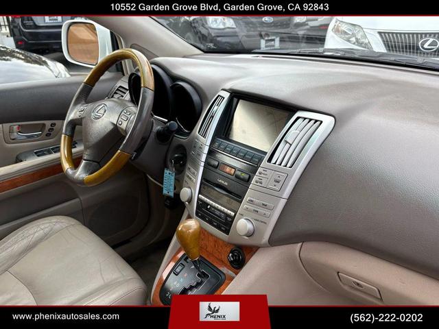 Photo of 2005 Crystal White Lexus RX 330
