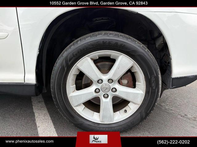 Photo of 2005 Crystal White Lexus RX 330