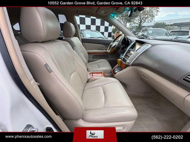 Photo of 2005 Crystal White Lexus RX 330