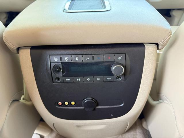 Photo of 2010 White GMC Yukon XL