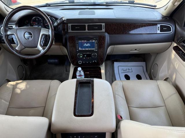 Photo of 2010 White GMC Yukon XL