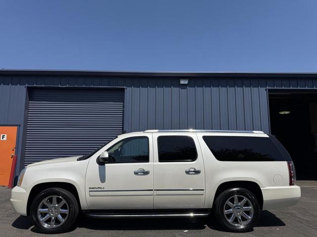 Photo of 2010 White GMC Yukon XL