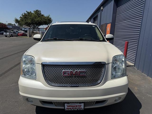 Photo of 2010 White GMC Yukon XL