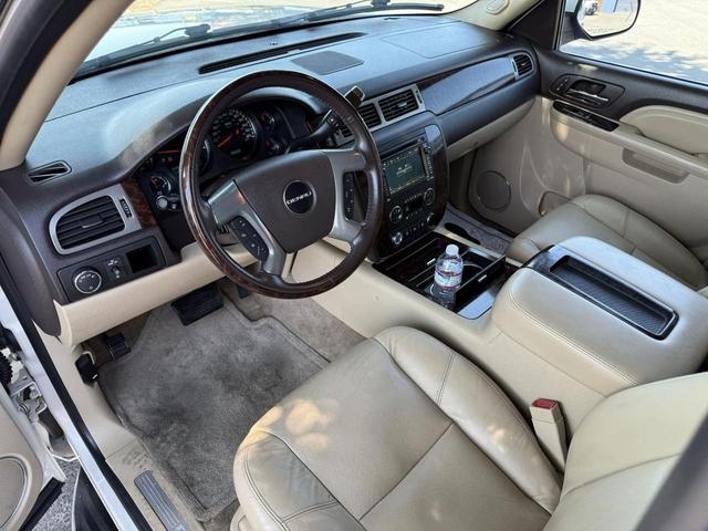 Photo of 2010 White GMC Yukon XL