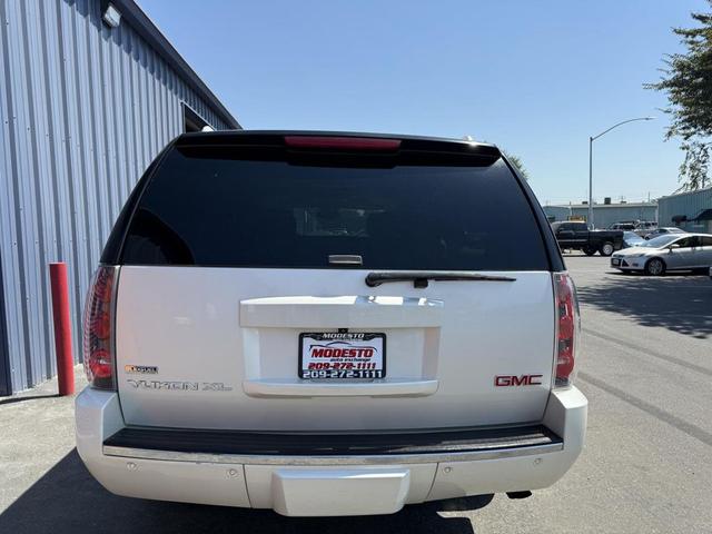 Photo of 2010 White GMC Yukon XL