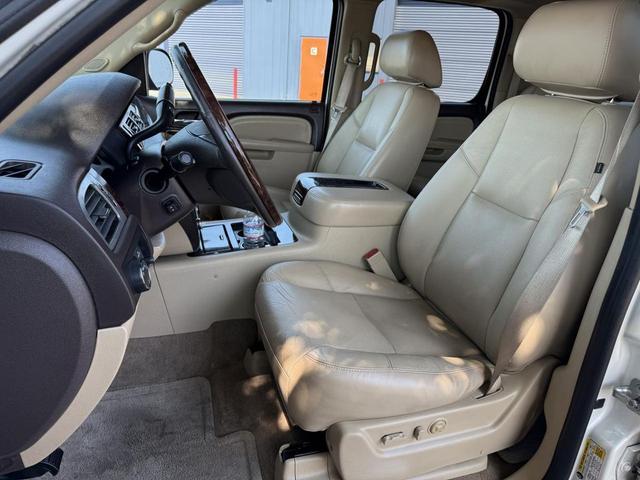 Photo of 2010 White GMC Yukon XL