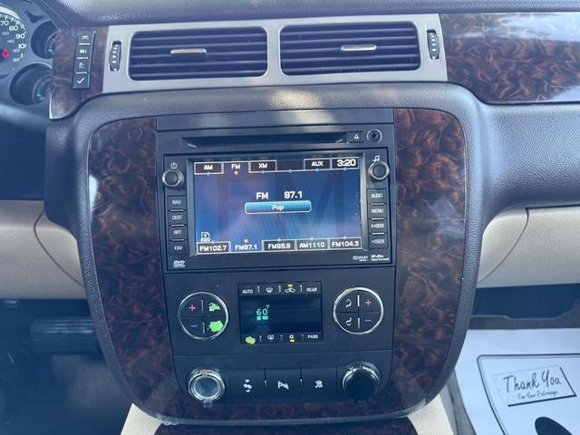 Photo of 2010 White GMC Yukon XL