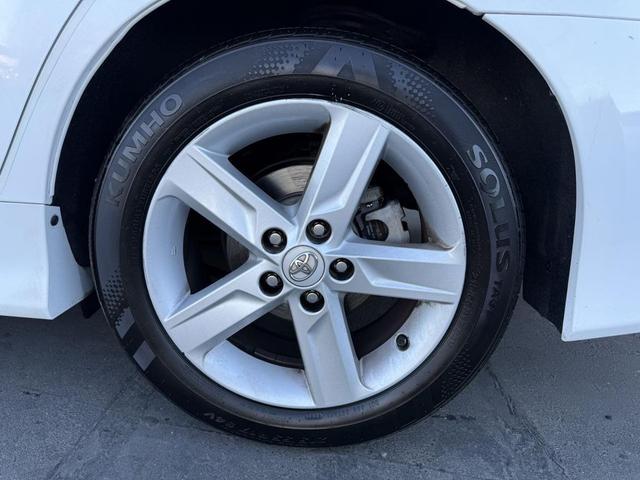 Photo of 2013 Super White Toyota Camry