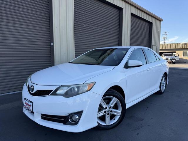 Photo of 2013 Super White Toyota Camry