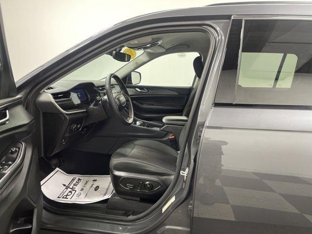Photo of 2023 Metallic Jeep Grand Cherokee L