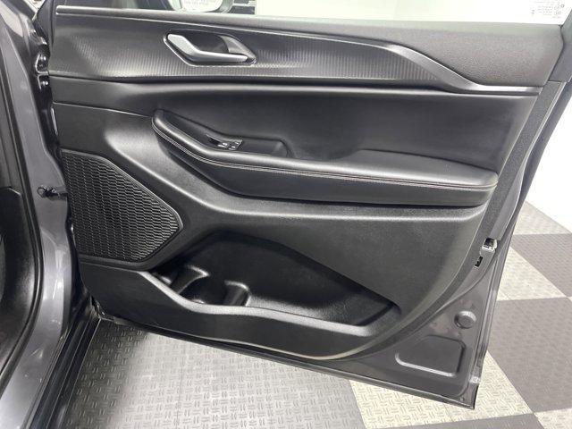 Photo of 2023 Metallic Jeep Grand Cherokee L