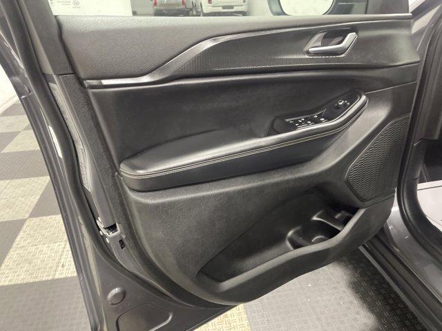 Photo of 2023 Metallic Jeep Grand Cherokee L
